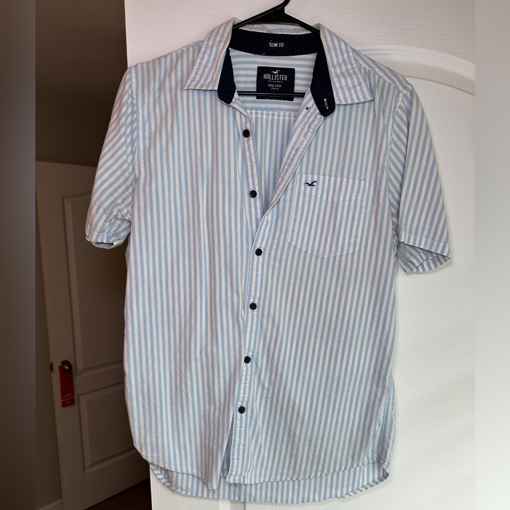 HOLLISTER MENS BUTTON DOWN - MEDIUM